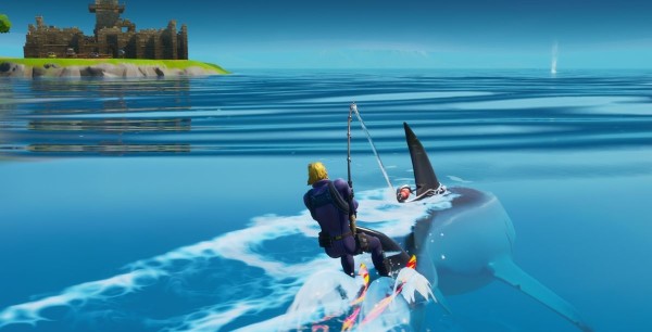 Fortnite: Usa una caña de pescar para deslizarte detrás de un tiburón de botín en Arenas Ardientes
