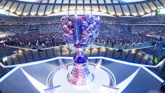 ¿Sabías que la copa de Invocador se utilizó como premio por primera vez en 2012? - League of Legends