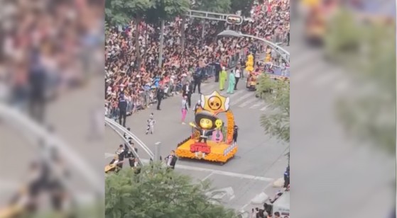 Dedican una carroza a Poco en el desfile del día de los muertos de México DF