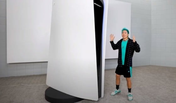 Esta PS5 gigante mide más de 3 metros, pesa más de 200 kilos y... ¡funciona perfectamente!