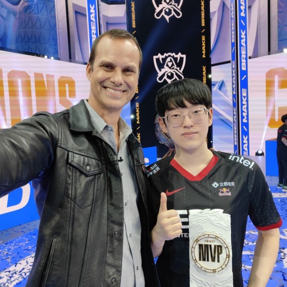 Scout posa con su premio de MVP de los Worlds 2021 - League of Legends
