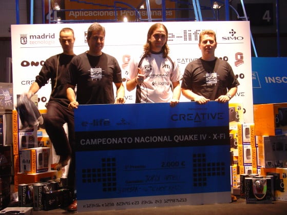 SombrA recibiendo el título de campeón de España de Quake IV en 2006. - Millenium