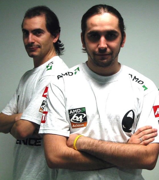 SombrA en primer plano y Akiles detrás en 2005 con las camisetas de x6tence. - Millenium