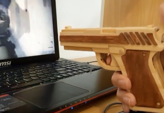 CSGO: La comunidad crea la forma más ingeniosa de jugar con una pistola de madera como periférico
