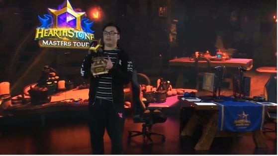 El trofeo de un torneo de Hearthstone se rompe en plena celebración