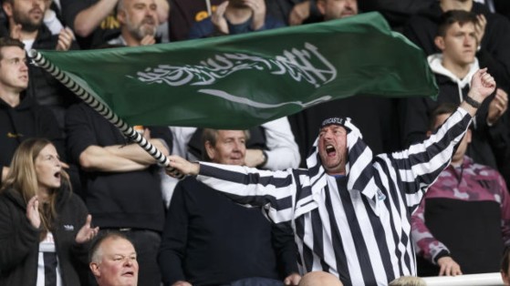 Los fans del Newcastle mostraron la Bandera Saudí para celebrar la compra - Counter Strike 2